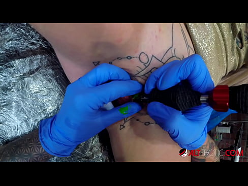 ❤️ Uiters getatoeëerde hottie Sully Savage het 'n tatoeëermerk op haar klitoris gekry ❤ Harde pornografie by ons af.xxxnd.ru